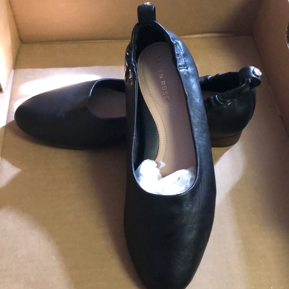 Taryn Rose black flat shoes size 7B.